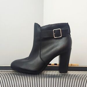 CLASSIC LOOK LIZ CLAIBORNE BLACK LEATHER INSIDE ZIP ANKLE BOOTS. SIZE 8